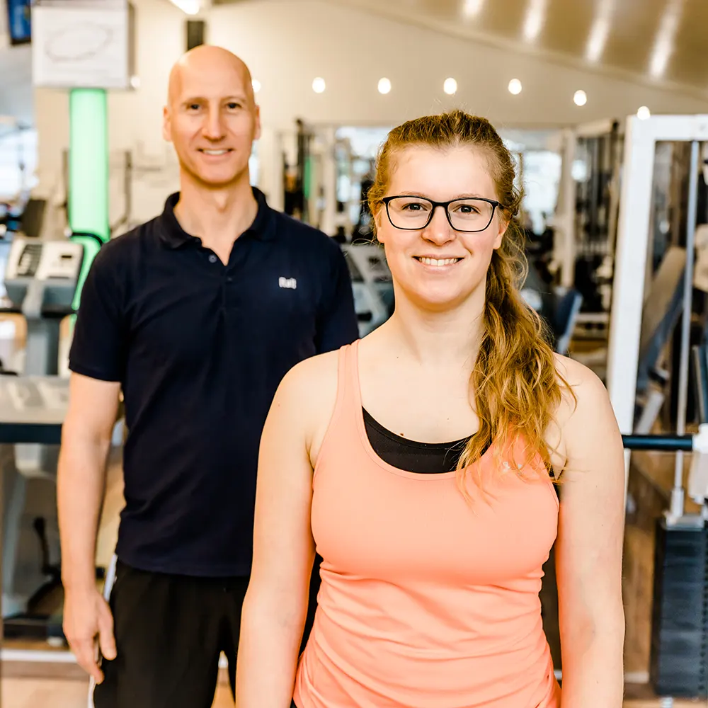 Ralf Eberle und Trainerin stehen im Fitnessstudio in Nideggen