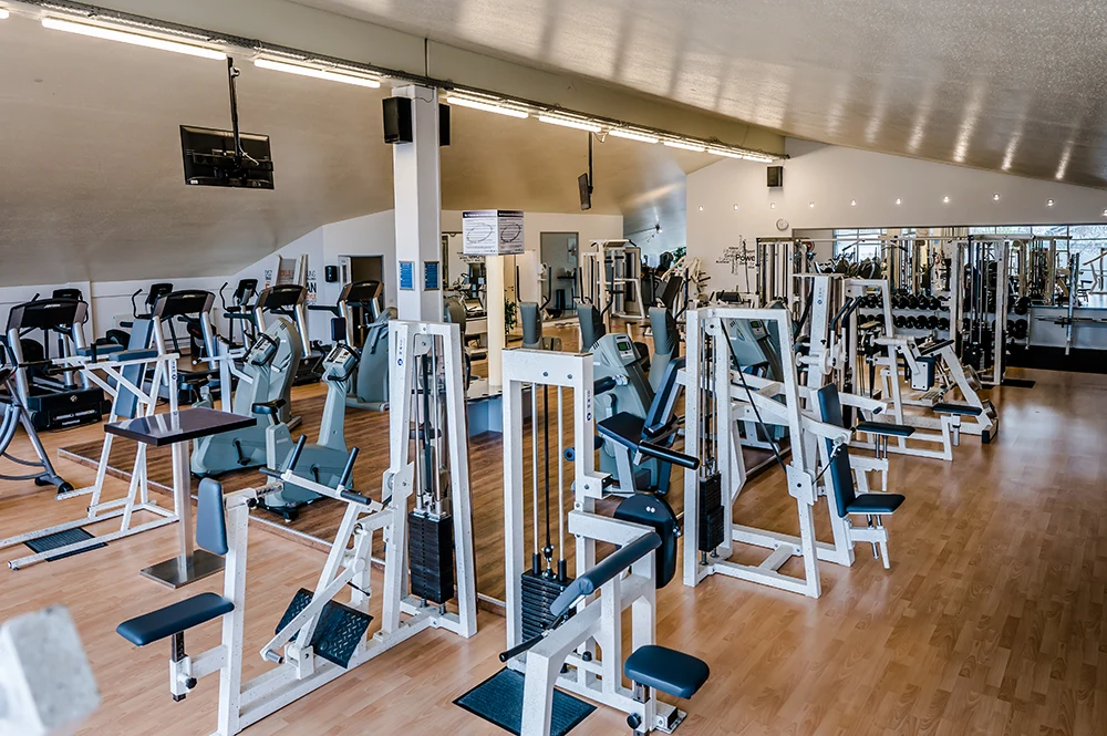 Einblick über den Trainingsraum und die verschiedenen Bereiche bei Fitness & more in Nideggen
