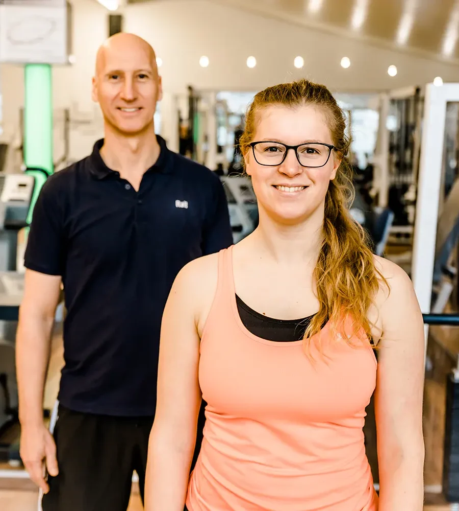 Ralf Eberle und Trainerin stehen im Fitnessstudio in Nideggen